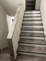 Schody z vinylu BUKOMA Beton Kámen Šedohnědý Domanín - pohled z podesty nahoru